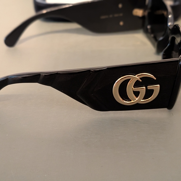 Gucci Black Sunglasses with Case And Duster And Silk Pouch - Picture 5 of 8